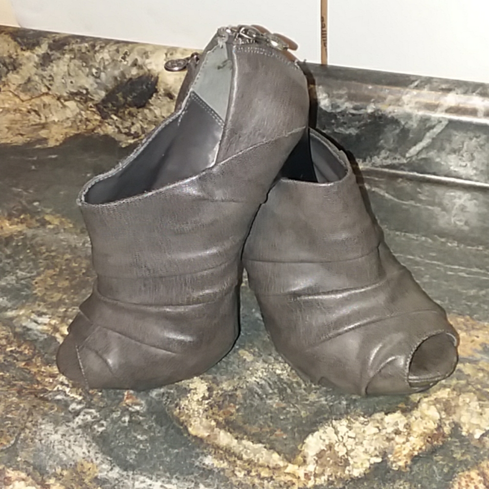 🎈 Vera Wang platform peep toe booties